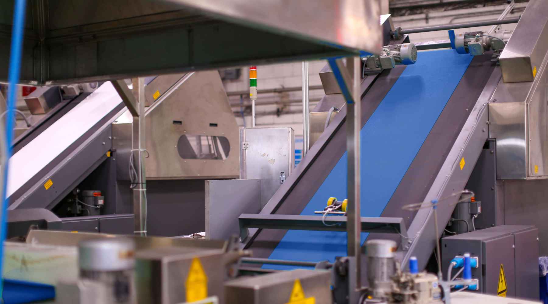 Le tissu bleu passe dans les chambres de séchage de l'usine textile.