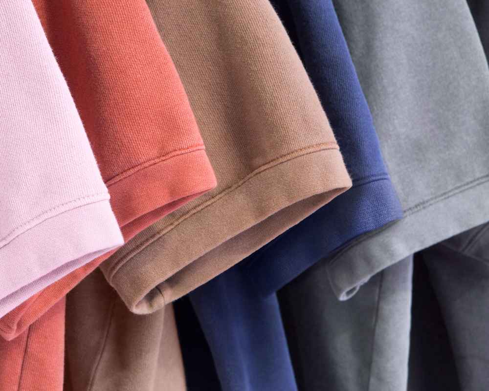 Gros plan sur des manches de t-shirt American Apparel™ de différentes couleurs.