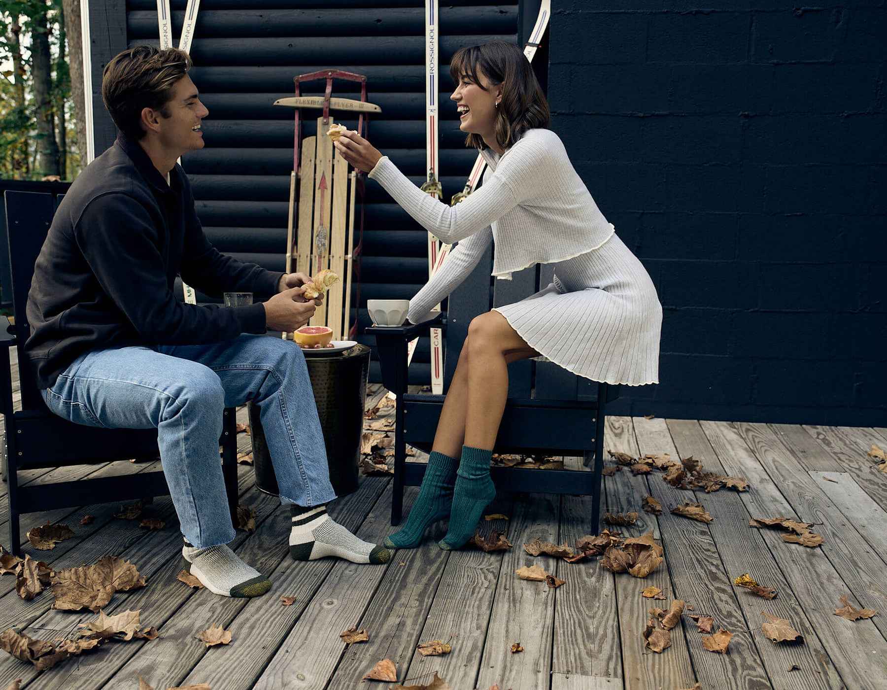 Une femme et un homme sont assis à l'extérieur et portent des chaussettes GOLTOE.